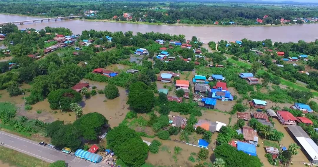 น้ำท่วมชัยนาท ชาวบ้านอพยพขึ้นนอนบนถนน