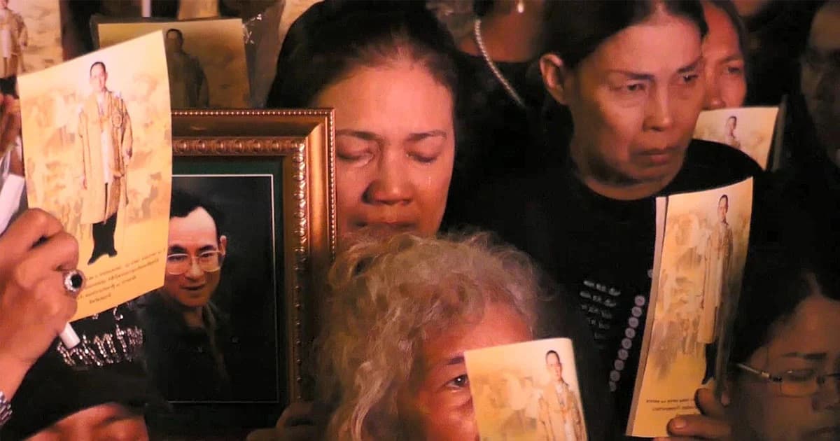 ปชช.กว่า 2 หมื่นคนหลั่งน้ำตา ร่วมจุดเทียนเเสดงความอาลัย ในหลวง ร.9 ที่ จ.ปทุมธานี