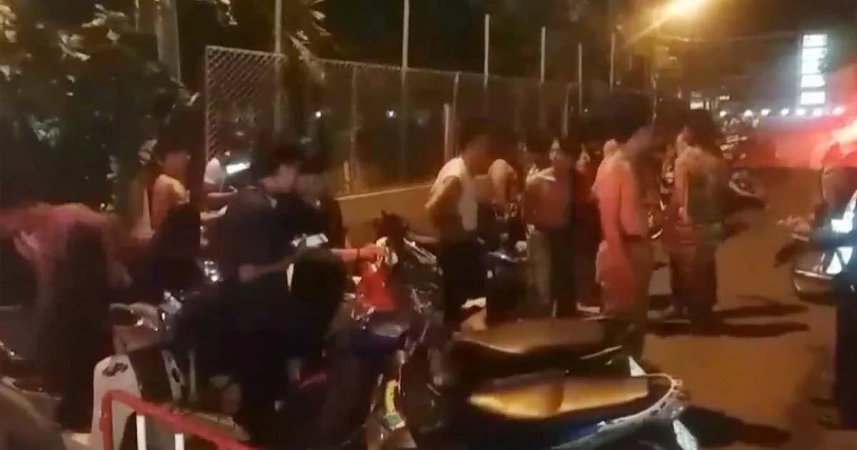 เหิม ! เด็กแว้นท้าทายซิ่ง จยย. กว่า 10 คัน พุ่งชนด่านตำรวจล้มระนาว