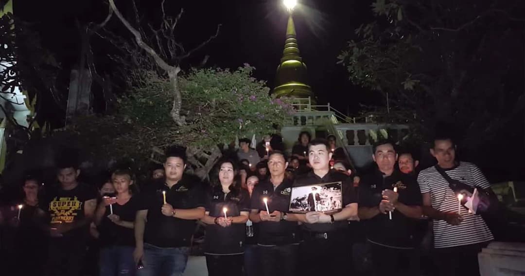 ตามรอยพ่อ ! ชาวประจวบฯพร้อมใจเดินขึ้นยอดเขาช่องกระจก จุดเทียนถวายความอาลัยในหลวง ร.9