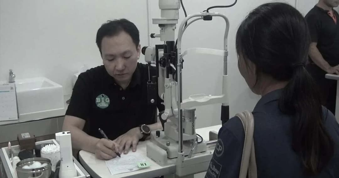 ทำดีเพื่อพ่อ หมอใจบุญเปิดคลินิกรักษาโรคตาฟรี ทำดีถวายในหลวง ร.9