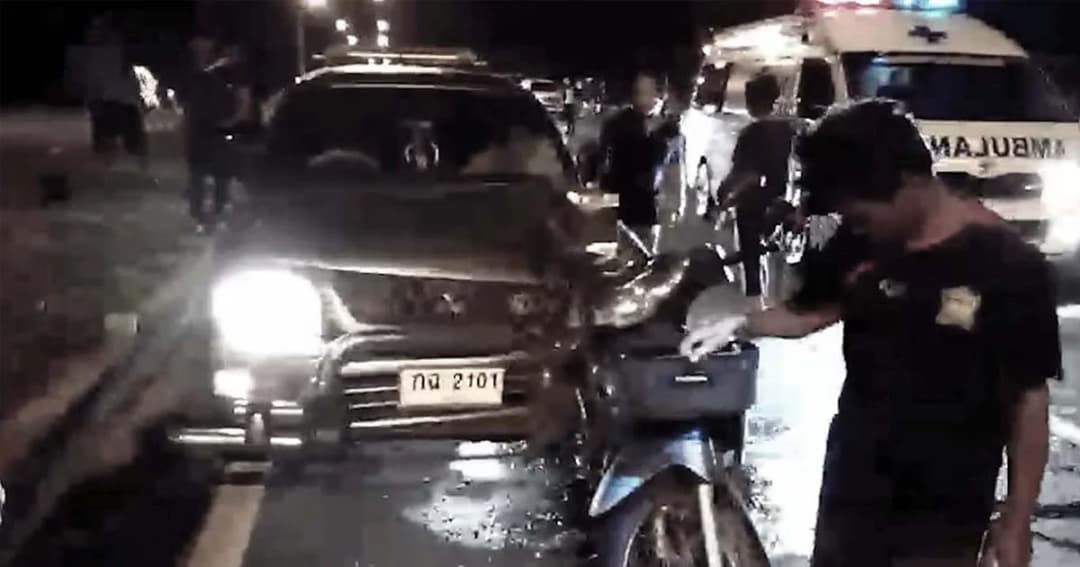 กลิ่นเหล้าหึ่ง ! กระบะทุกพระเมาซิ่งชน จยย. เจ็บสาหัส ชาวบ้านเรียกให้ลงจากแต่พระไม่ยอม