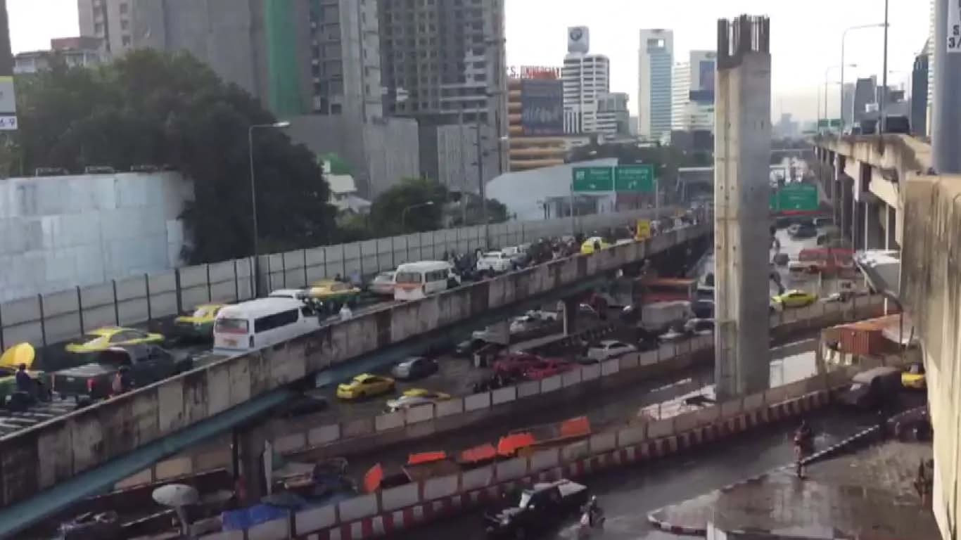 กทม.ยังอ่วม ! น้ำท่วม โทลเวย์-ดินแดง กระทบ 30 เส้นทางจราจรรถติดหนัก