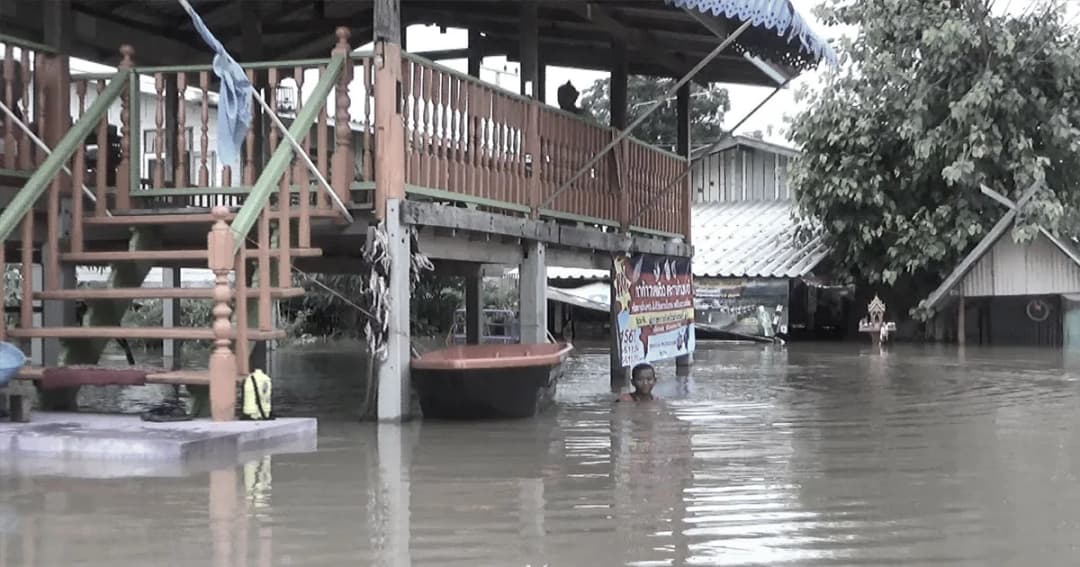 อ่างทองอ่วม ! ชาวโผงเผงต้องอพยพหนี หลังจากระดับน้ำท่วมสูงเข้าบ้าน