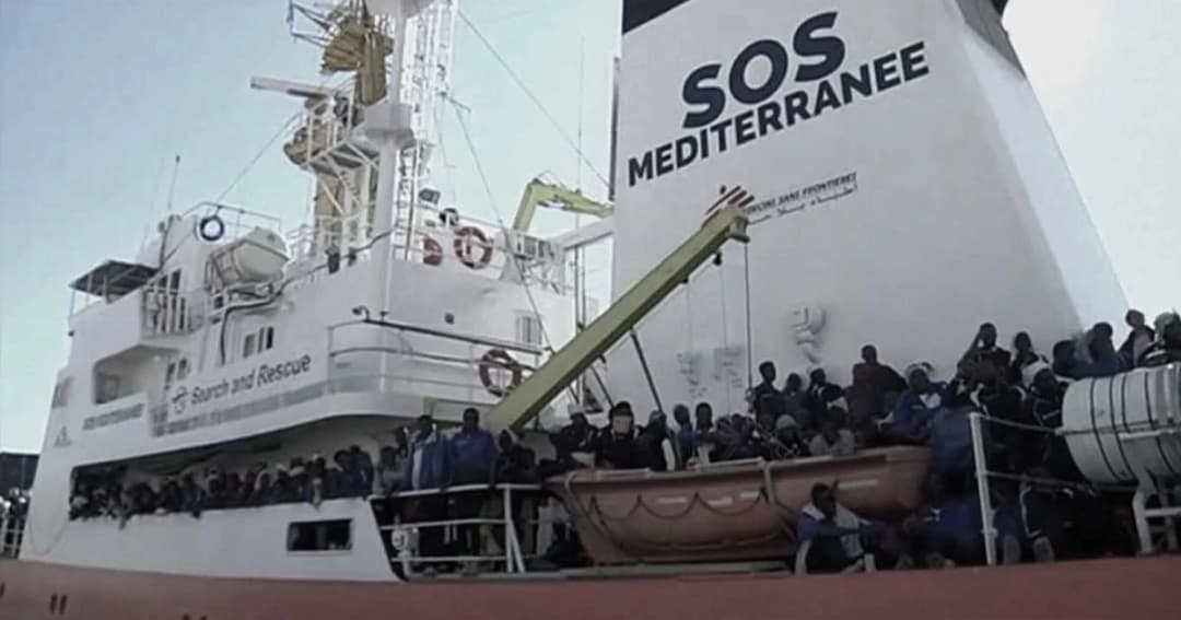 อิตาลีสกัดเรือผู้อพยพกว่า 600 คน จากลิเบีย พบเยาวชนจำนวนมากเดินทางมาลำพัง