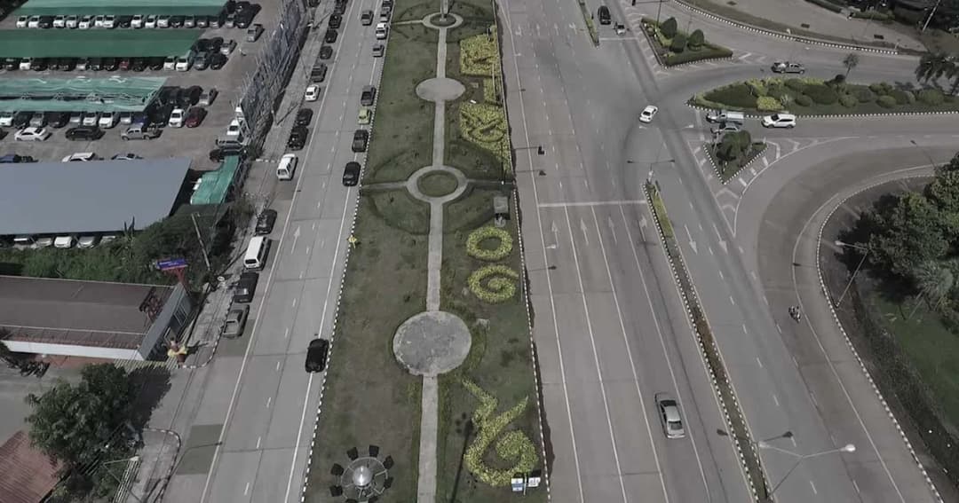 ตระการตา ! ตกแต่งดอกดาวเรืองเป็นเลข ๙ เลข ๑๐ หน้าด่านไทยลาว