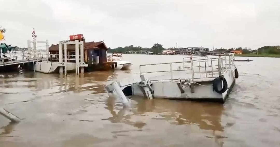 เรือบรรทุกทรายชนโป๊ะวัดปรมัยยิกาวาส