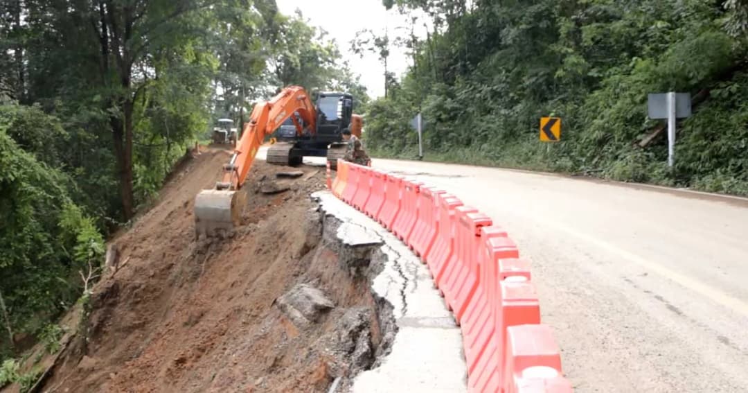 จนท.เร่งซ่อมถนนเถิน – ลี้ หลังเกิดดินสไลด์หนัก