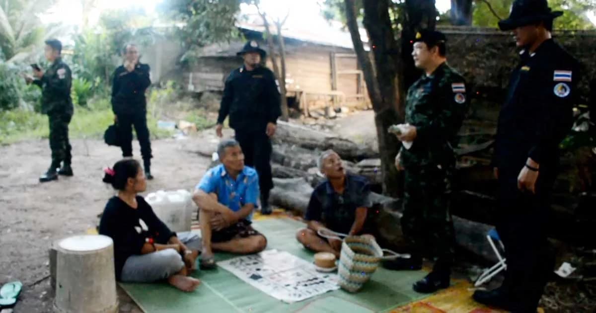 บุกจับวงไฮโลกลางหมู่บ้าน รวบได้ 3 นอกนั้นแตกกระเจิง