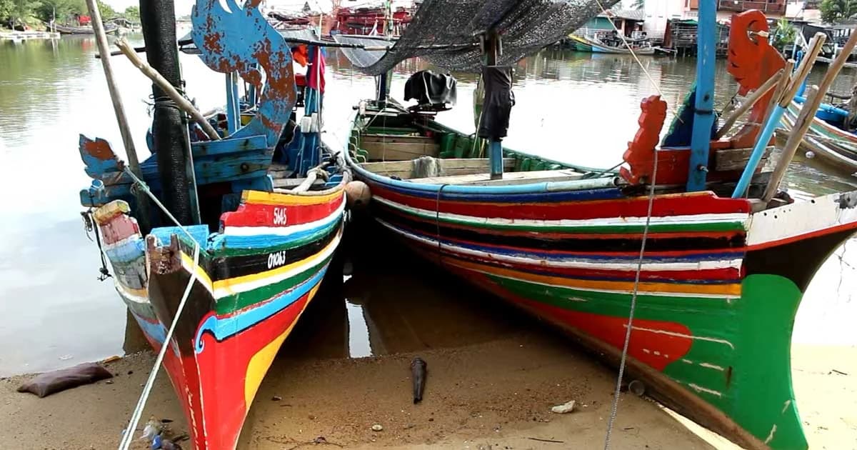 เรือประมงกว่า 1,500 ลำ ถูกลากขึ้นฝั่ง หลังฝนกระหน่ำ – คลื่นสูง