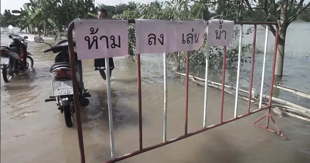 น้ำหนุนลอกใหม่ ! ปภ.เตือนห้ามลงเล่นน้ำ ชาวนาเกี่ยวข้าวหนีน้ำ