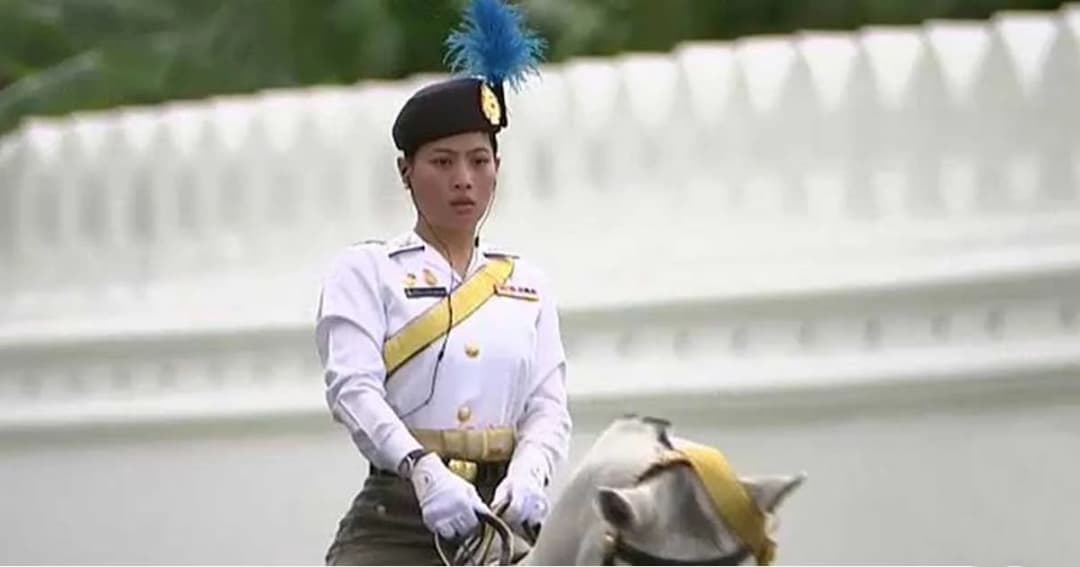 พระองค์เจ้าสิริวัณณวรีฯ ทรงม้า นำซ้อมขบวนพระบรมราชอิสริยยศ ริ้วขบวนที่ 6