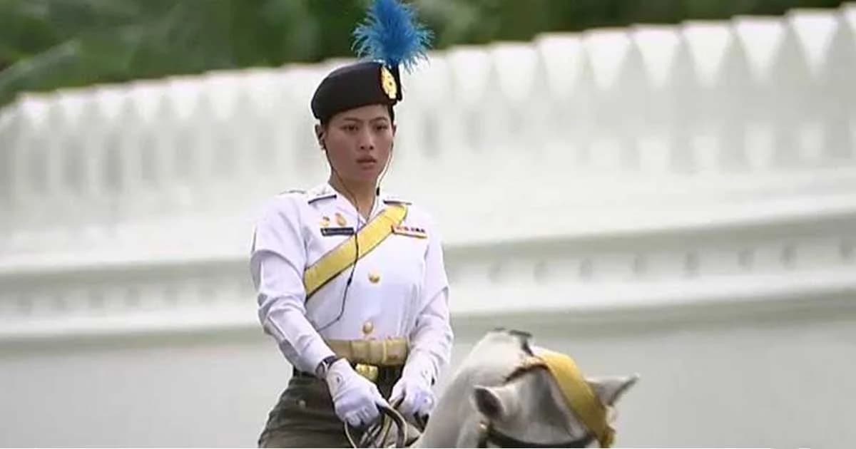 พระองค์เจ้าสิริวัณณวรีฯ ทรงม้า นำซ้อมขบวนพระบรมราชอิสริยยศ ริ้วขบวนที่ 6