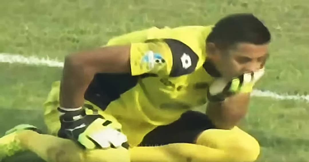 ผู้รักษาประตูลีกอิเหนาดับ ถูกปะทะหนักระหว่างแข่งขัน