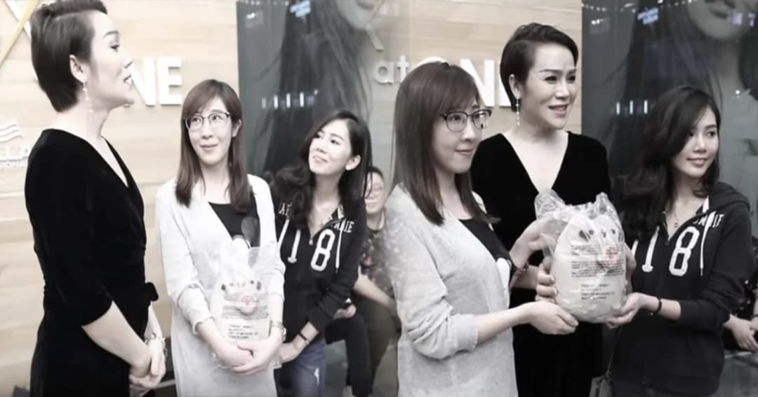 จบดราม่า ! 2 สาวไต้หวัน มอบตุ๊กตาขอโทษ “แจ็ค ฟีนิกซ์” กรณีคลิปฉาวสระผมไม่จ่ายเงิน