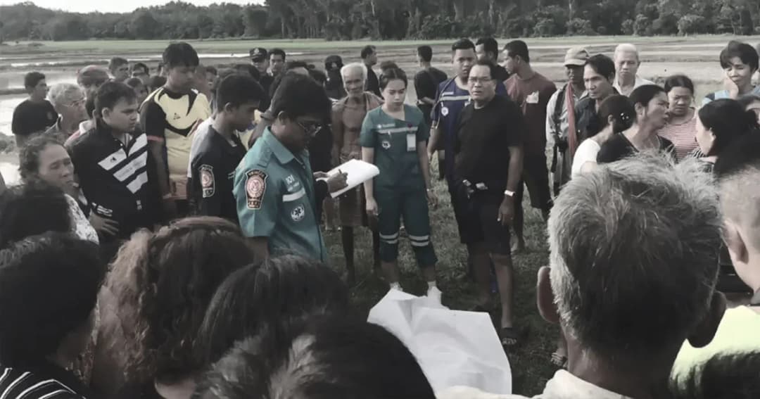 ลูกเมียร่ำไห้ ! อบต.4 สมัย เป็นลมล้มใบหน้าจมโคลน เสียชีวิตกลางทุ่งนา