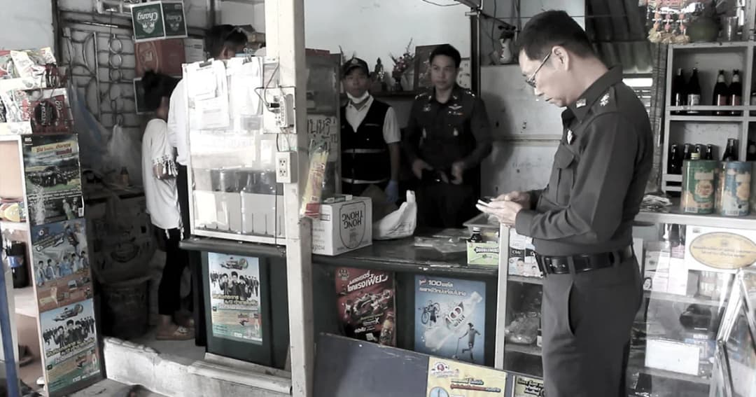 อุกอาจ ! คนร้ายบุกร้านขายของชำ แทงพ่อค้าดับ ชิงเงิน 4 พัน หนีลอยนวล