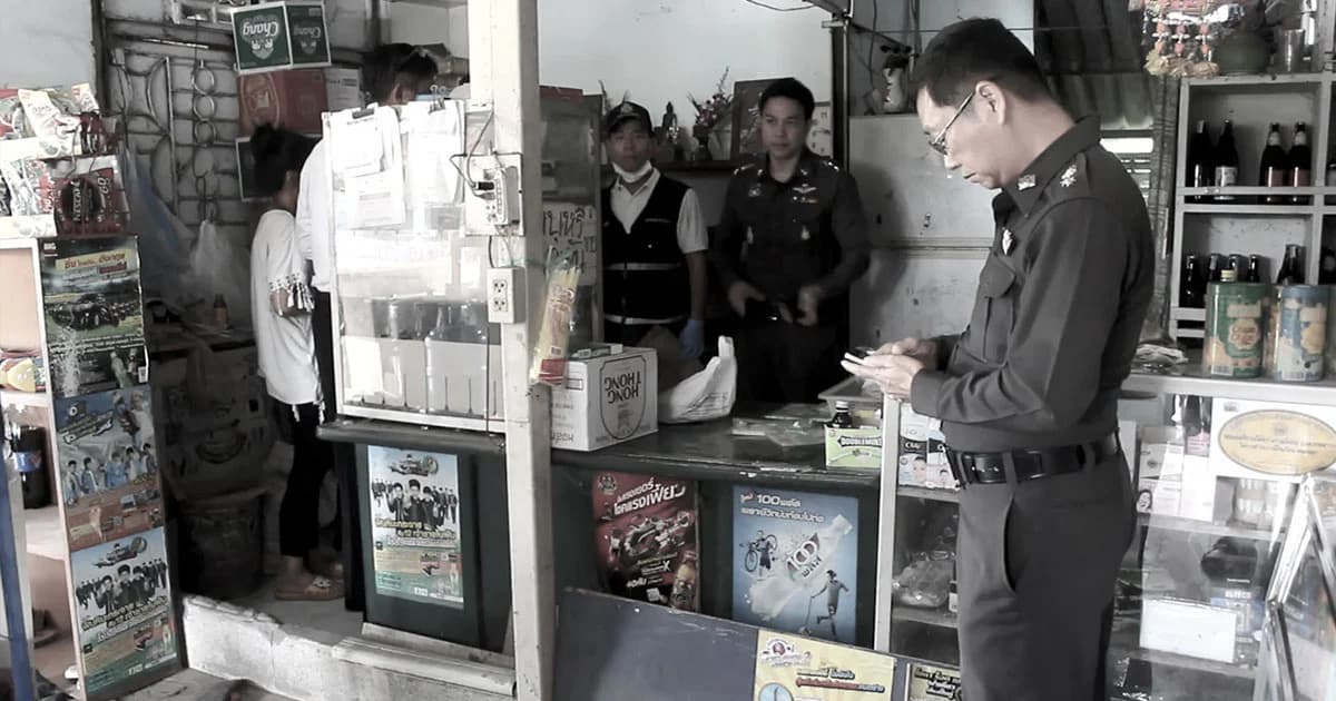 อุกอาจ ! คนร้ายบุกร้านขายของชำ แทงพ่อค้าดับ ชิงเงิน 4 พัน หนีลอยนวล