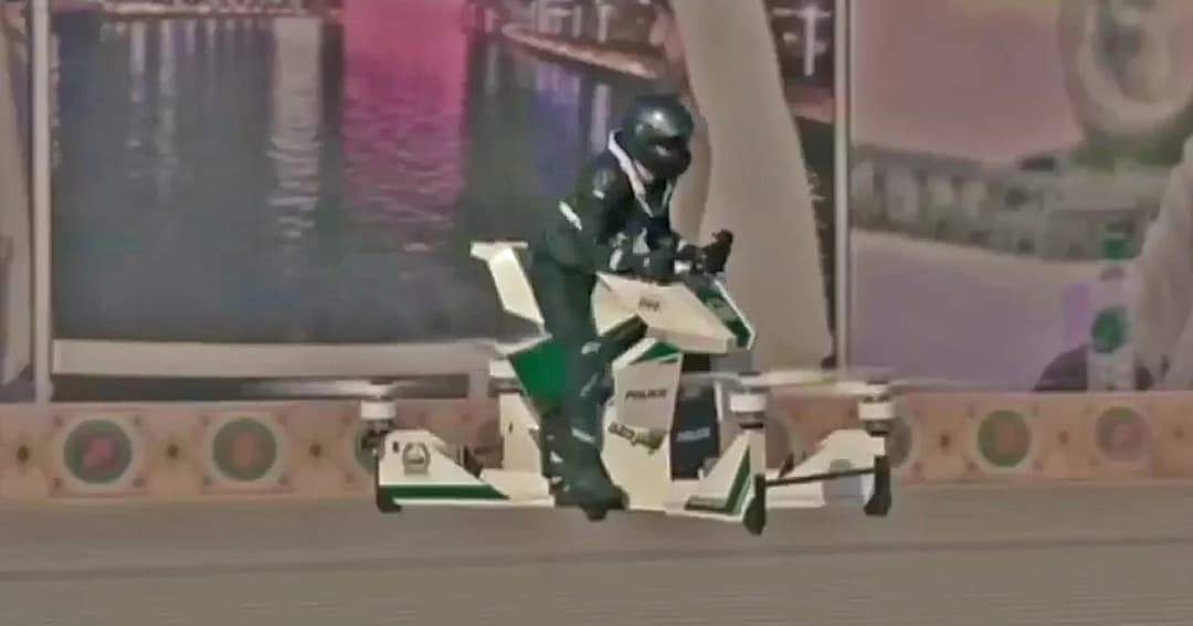 อย่างเจ๋ง ! ตำรวจดูไบทดลองใช้ ‘มอเตอร์ไซค์บินได้’