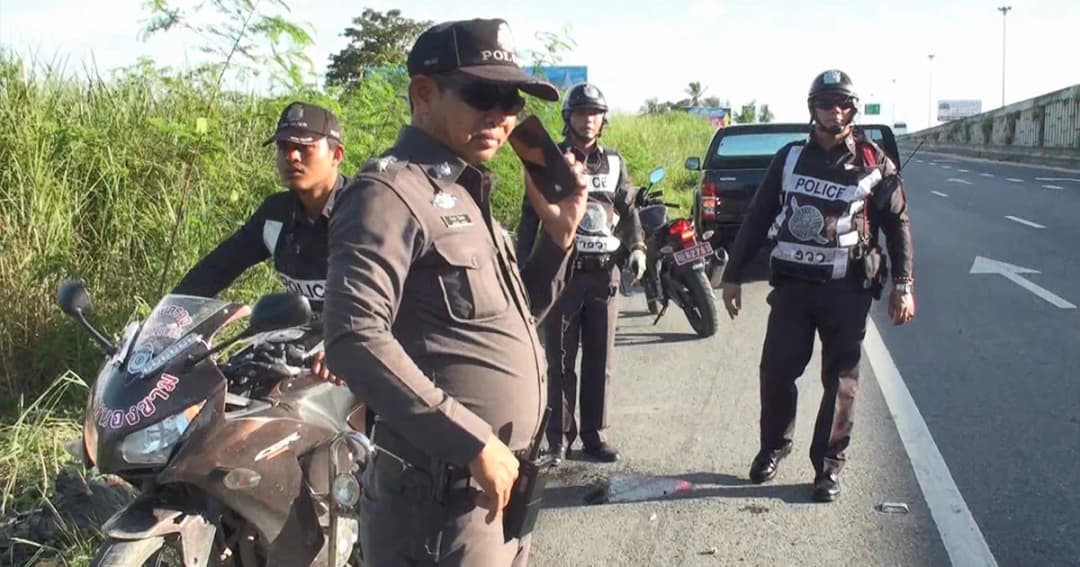 ไล่ล่า ‘2 เอเย่นต์ยาไอซ์’ ซิ่งเเหกด่าน ก่อนทิ้งรถ วิ่งหนีเข้าป่า