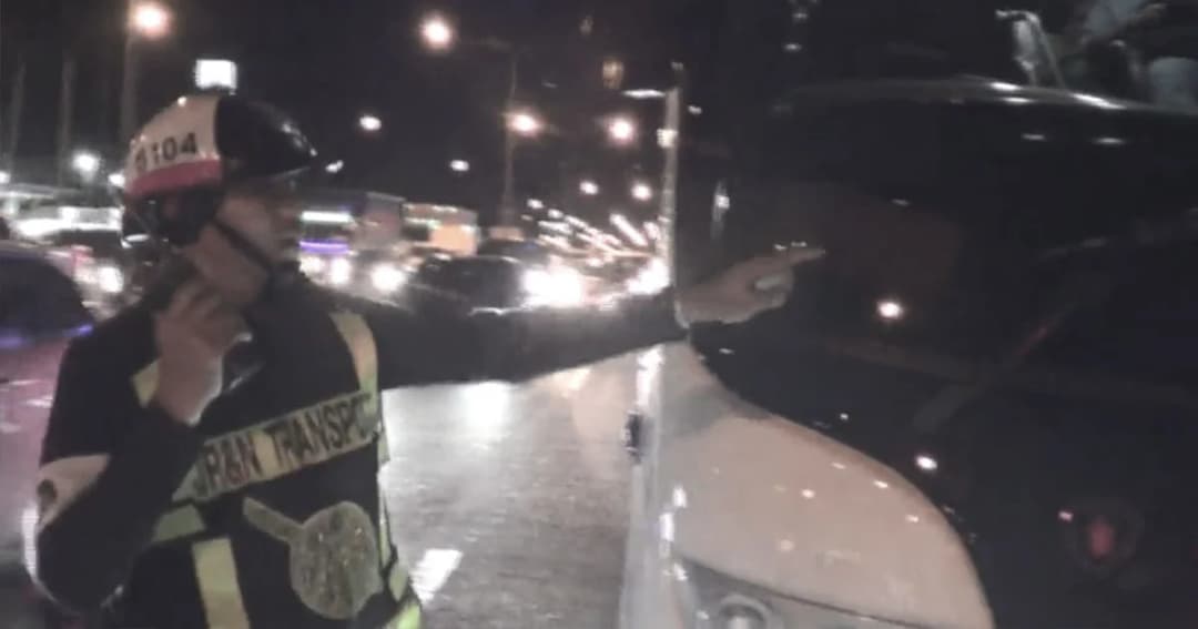 ชายหนุ่มกระโดดพุ่งออกมาจากเกาะกลางถนน โชเฟอร์รถบัสเบรกไม่ทัน ชนดับคาที่