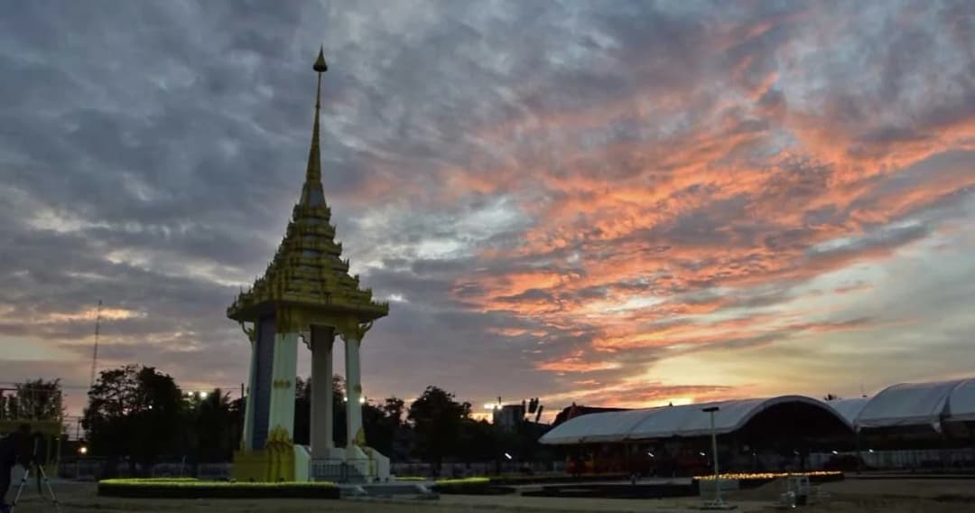 พระเมรุมาศจำลองที่ยะลาเสร็จแล้ว ท้องฟ้าประกาย งดงามราวสรวงสวรรค์ 