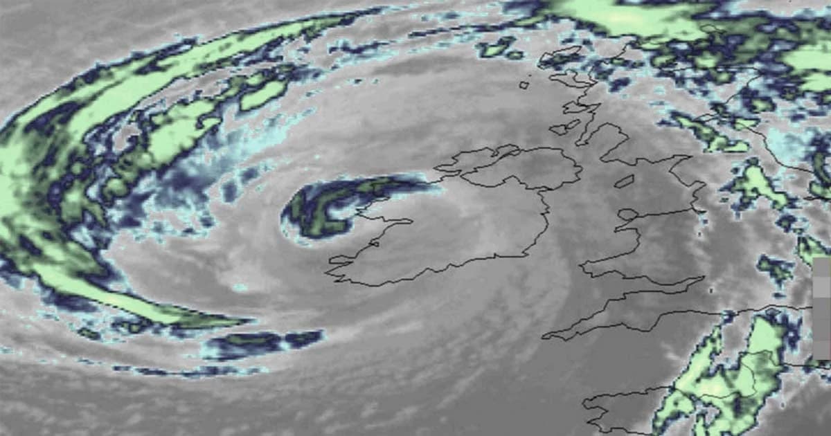 เฮอริเคน “โอฟีเลีย” ขึ้นฝั่งไอร์แลนด์ หลังอ่อนกำลังลงเป็นพายุโซนร้อน