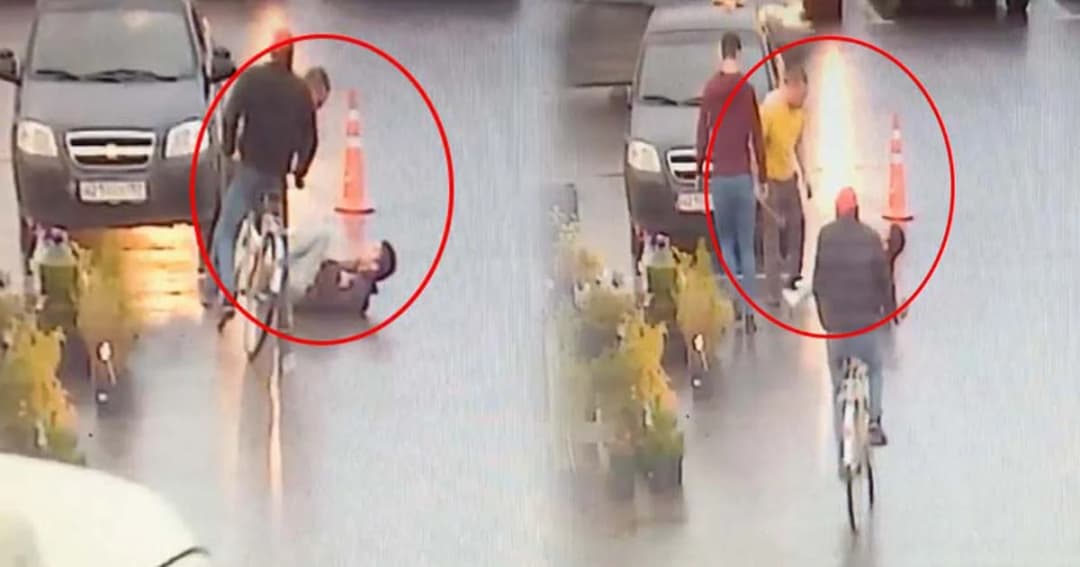 ลูกค้าโหด ! แค้นช่างตัดผมไม่ถูกใจ ถือไม้เสียบบาร์บีคิวไล่แทงดับคาที่