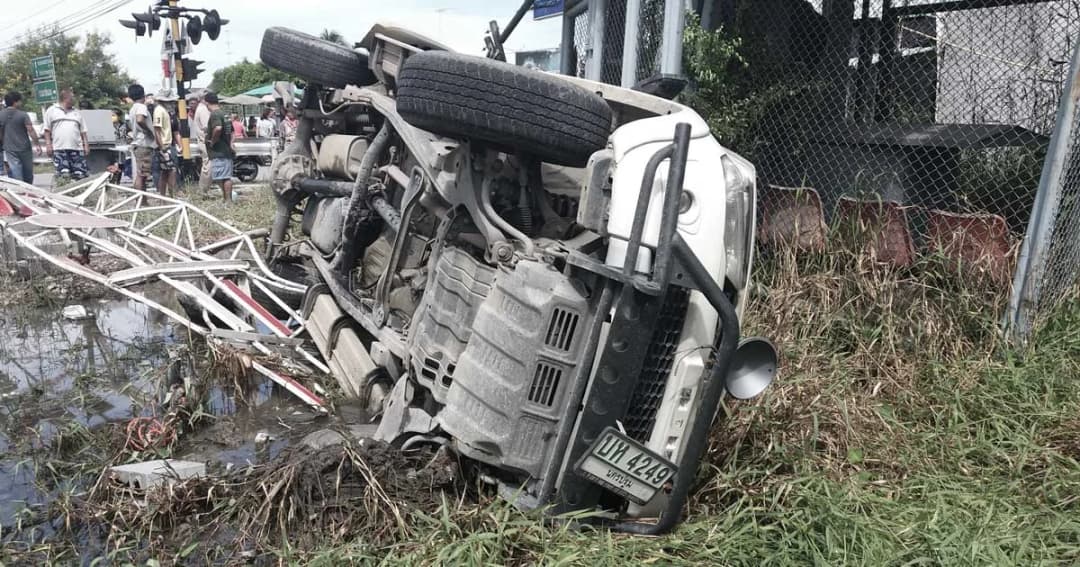 หวิดดับ ! กระบะตัดหน้า รถไฟชนกระเด็น