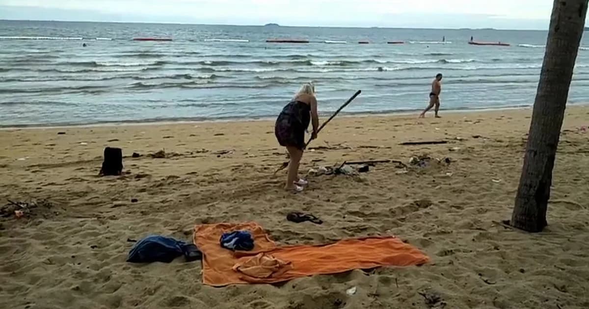 นทท.ต่างชาติทนไม่ไหว ! ขยะเกลื่อนหาดจอมเทียน จนต้องกวาดเอง