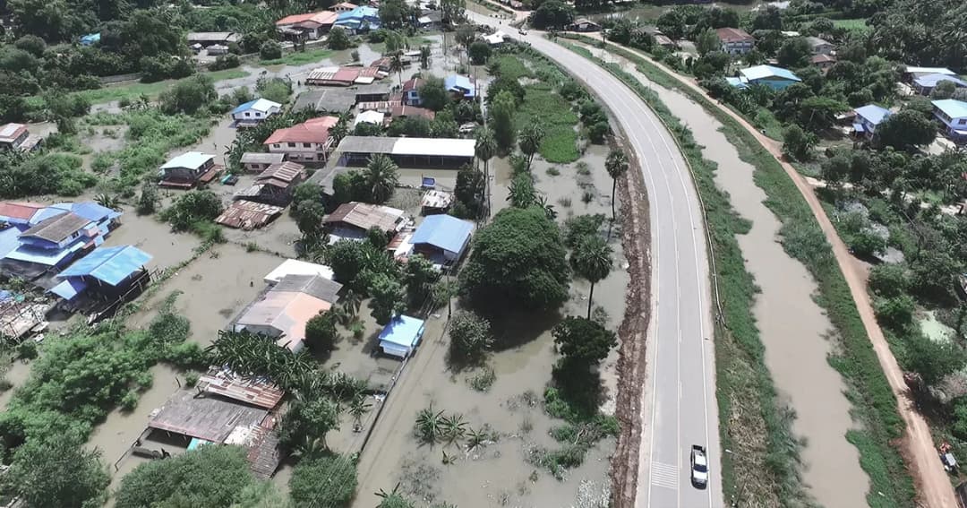 ชัยนาท ยังอ่วม ! น้ำไม่ลด เร่งเสริมคันดิน กั้นน้ำทะลักเข้ามาเพิ่ม