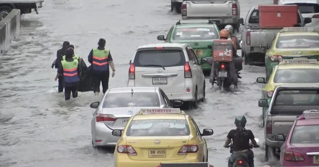 คปภ.เร่งจ่ายเคลมรถยนต์ถูกน้ำท่วมเสียหายจากฝนถล่ม กทม. กว่า 3 พันคัน