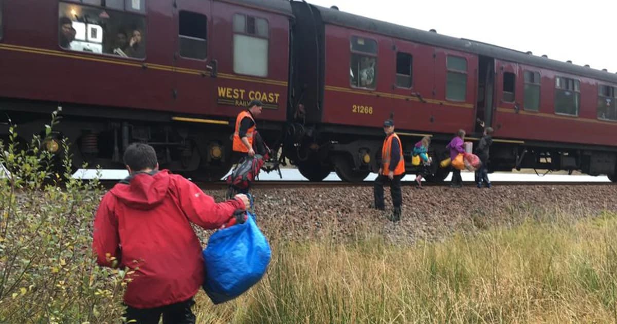 ราวกับเวทมนตร์! เมื่อ ‘รถด่วนฮอกวอตส์’ จอดช่วยเหลือครอบครัวในสกอตแลนด์