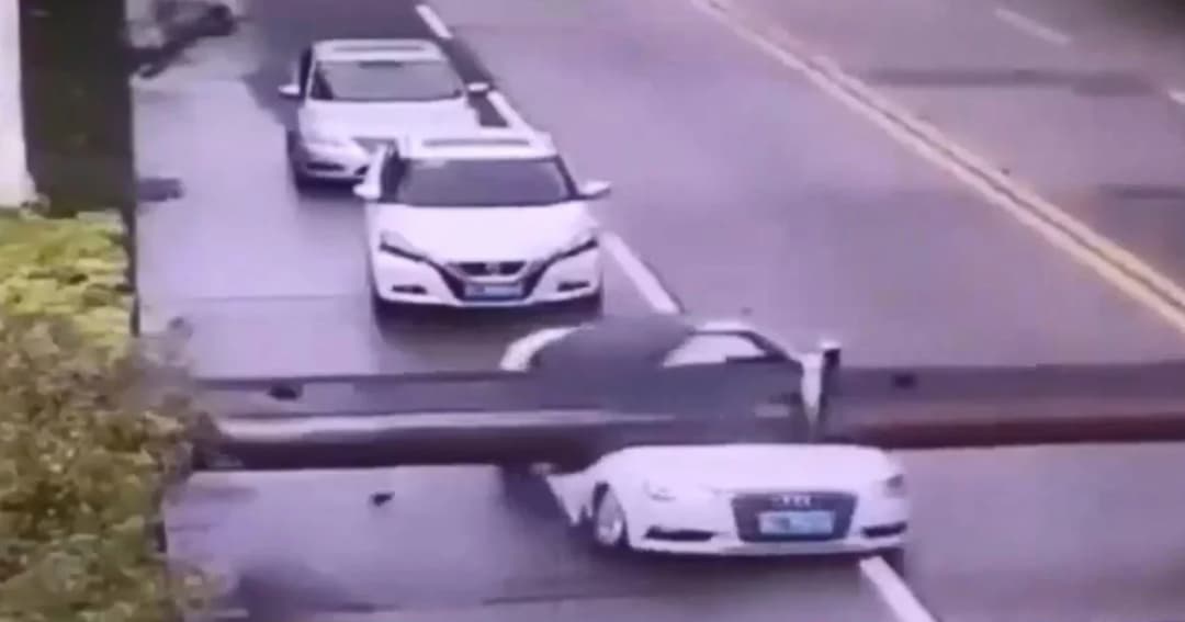 ระทึก ! เครนขนาดยักษ์ หล่นใส่เก๋ง หนุ่มจีนรอดตายปาฏิหาริย์