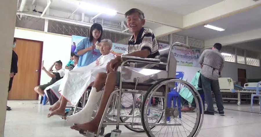 ดีงาม ! กลุ่มจิตอาสาออกบริการตัดผมผู้ป่วยฟรี