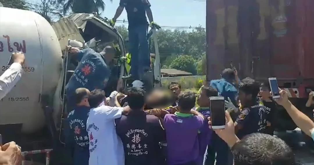 หนุ่มขับ 18 ล้ออัดท้ายรถบรรทุก ขณะติดไฟแดง ตาย 1 สาหัส 5 คาดหลับใน