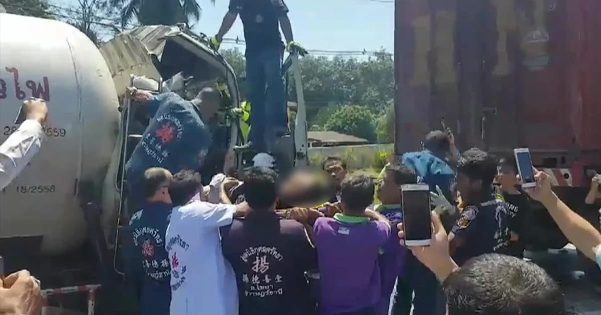 หนุ่มขับ 18 ล้ออัดท้ายรถบรรทุก ขณะติดไฟแดง ตาย 1 สาหัส 5 คาดหลับใน