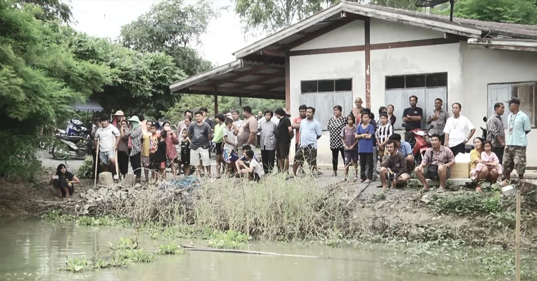 ไล่ล่ามือปืนโหด ! จ่อยิงหนุ่มอินเดียขายผ้า ดับคาบ่อน้ำ