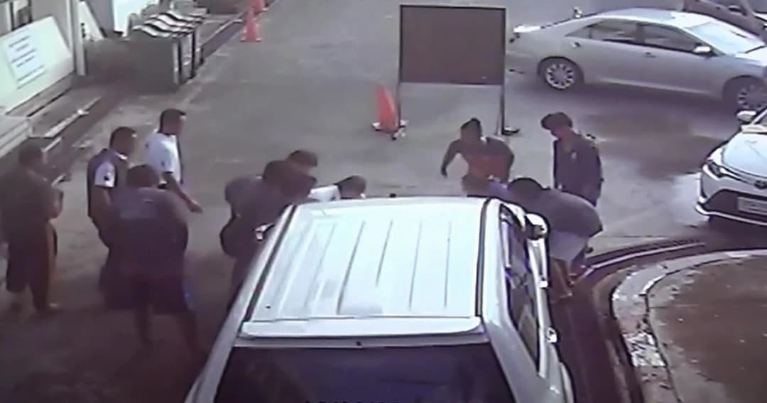 เปิดคลิป! หนุ่มพลาด แม่แรงยกรถหลุด ทำให้รถทับศีรษะ อาการสาหัส