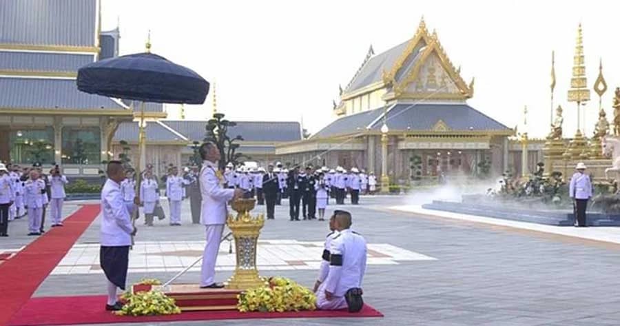 สมเด็จพระเจ้าอยู่หัว ทรงยกนพปฎลมหาเศวตฉัตรยอดพระเมรุมาศ