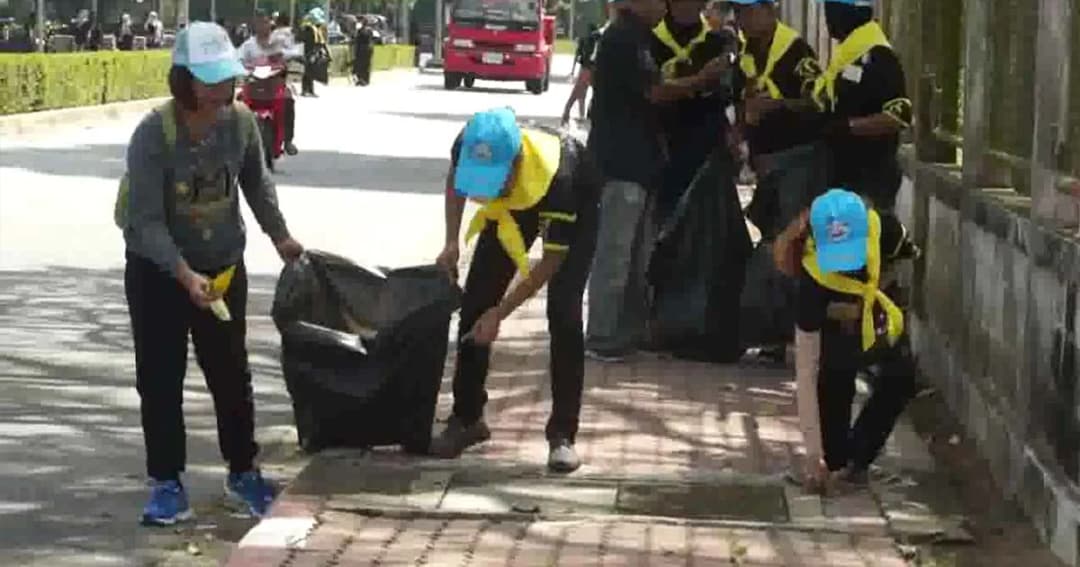 ทำดีเพื่อพ่อ จิตอาสาเฉพาะกิจ ร่วมใจเก็บขยะที่สนามกีฬาและรอบสถานีรถไฟ