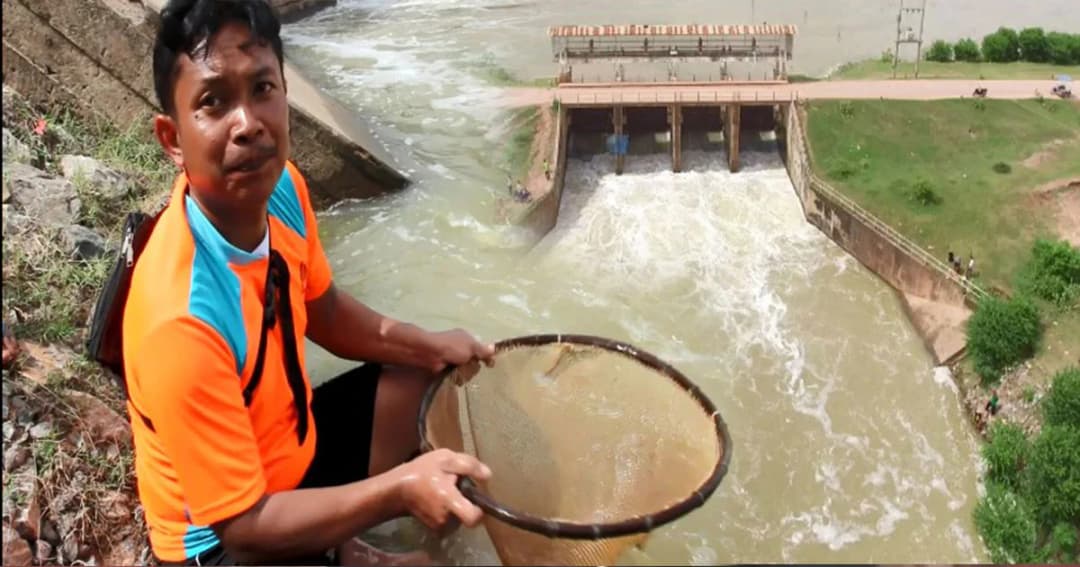 อ่างเก็บน้ำลำเชียงไกรฯ เร่งระบายน้ำ หนุ่มหัวใส จับปลาสร้างรายได้ วันละกว่าพันบาท