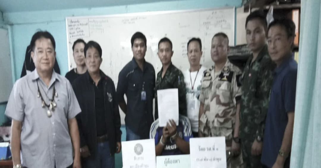 ทหารตำรวจ บุกรวบคาบ้านพัก หนุ่มลำปางค้าปืนเถื่อน ให้วัยรุ่น