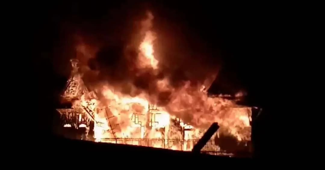 แค่เสียบปลั๊กทิ้งไว้ ! ไฟไหม้บ้านทรงไทย วอด 10 ล้านบาท