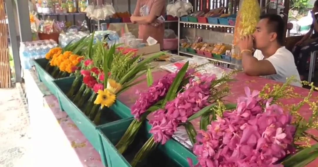 โจรใจบาป กระชากสร้อยขณะชาวบ้านกำลังตักบาตร