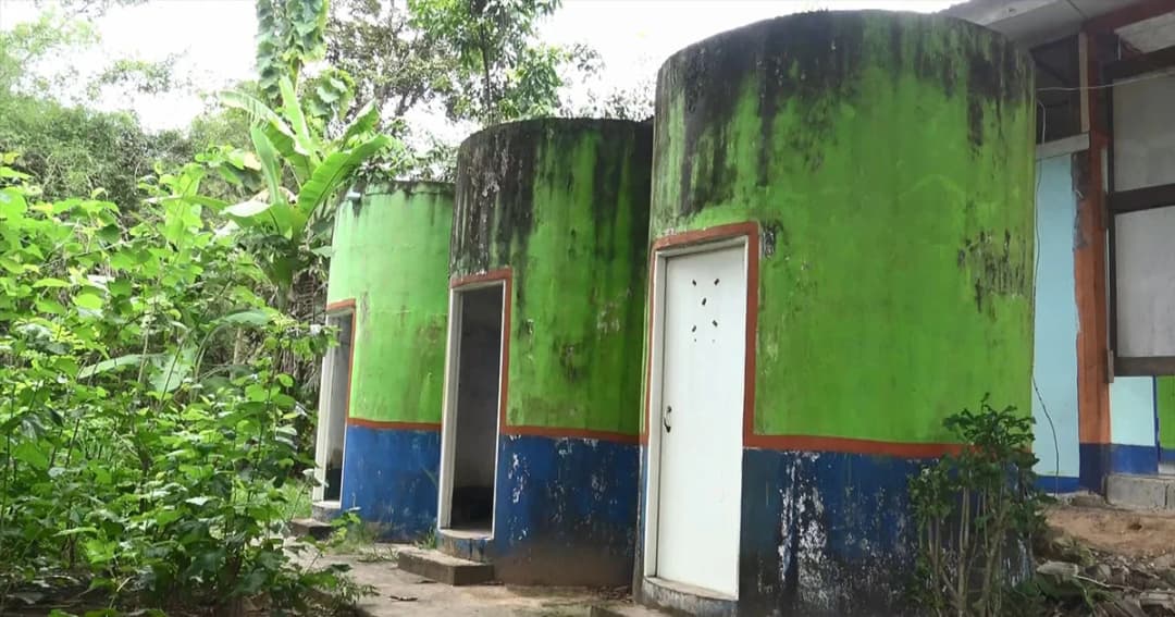 โรงเรียนประถม ไอเดียเก๋ ดัดแปลงเเท็งก์ฯ เก็บน้ำฝน เป็นห้องส้วม