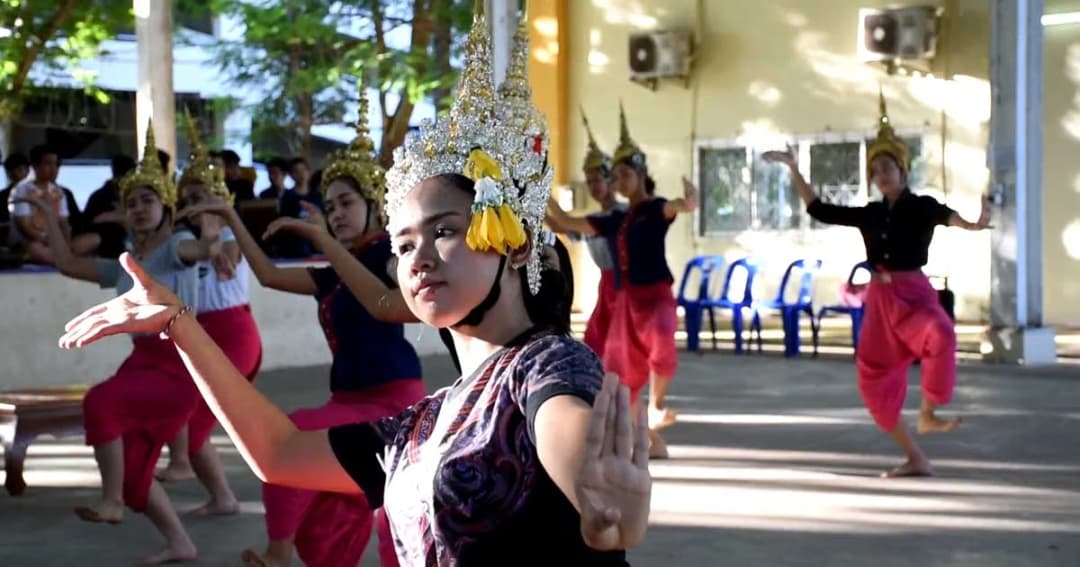 ด้วยใจภักดิ์ ! นักศึกษากว่า 100 ชีวิต ซ้อมโขนพระราชพิธีถวายพระเพลิงพระบรมศพ