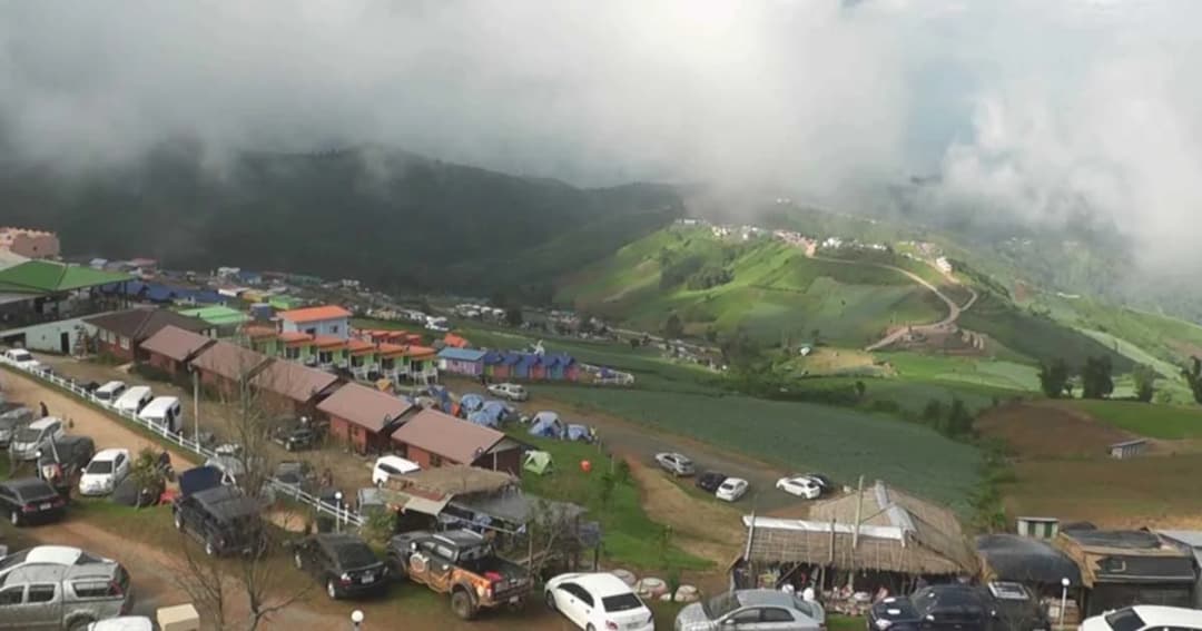 สุดฟิน ! นักท่องเที่ยวแห่รับลมหนาว “ภูทับเบิก” กันอย่างคึกคัก