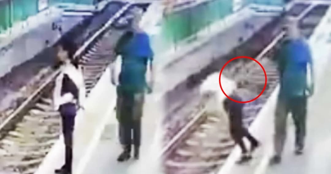 เปิดคลิป ! ชายต่างชาติผลักพนง.ทำความสะอาดตกลงไปบนรางรถไฟ