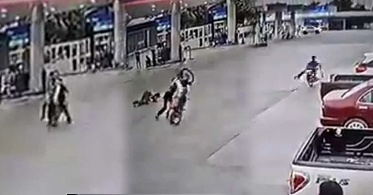 โจ๋ยกล้อพลาด ! เปลี่ยนท่าแก้เขิน เหาะเป็นซูเปอร์แมน